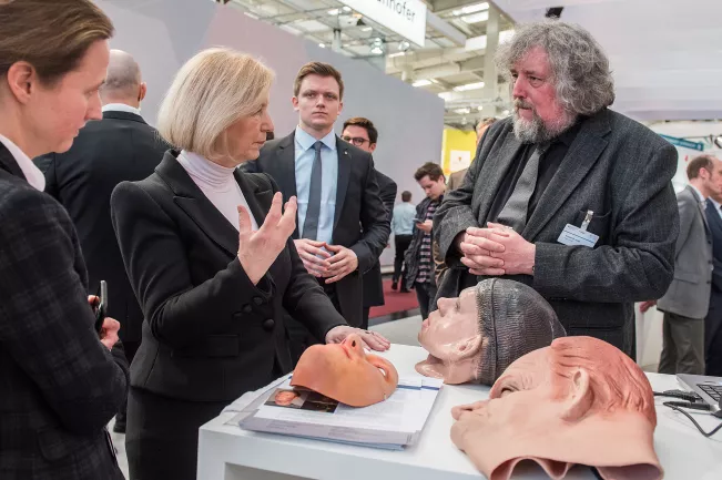 cebit_johanna_wanka_norbert_jung_fegeb_20160315_foto_bmbf_h._j._rickel.jpg (DE)