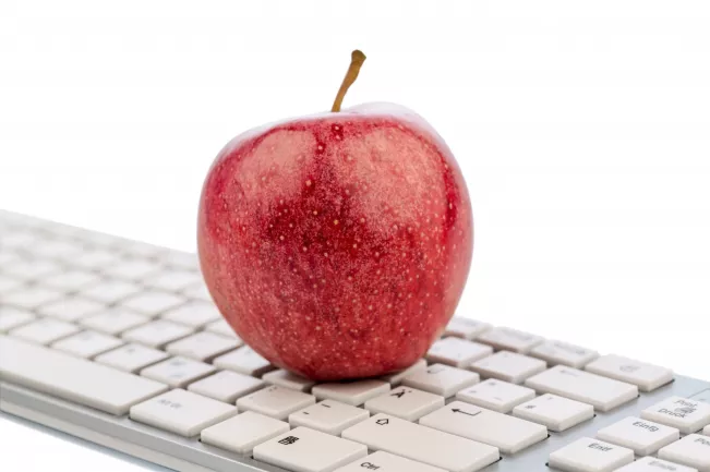 Apfel auf Tastatur_colourbox 19610551 (DE)