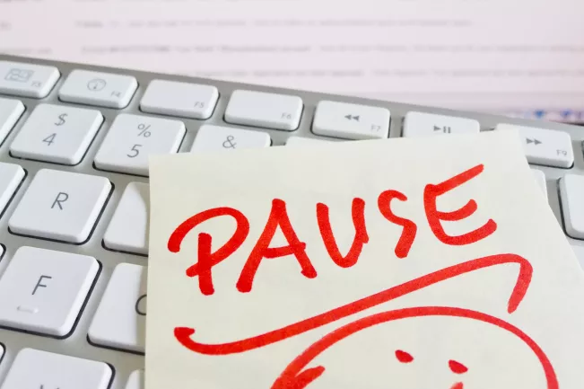 Hinweis Pause mit smiley auf Tastatur colourbox 9940858 (DE)