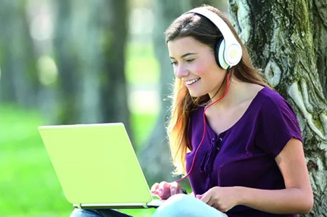 Studentin mit Laptop colourbox 27531228.jpg (DE)