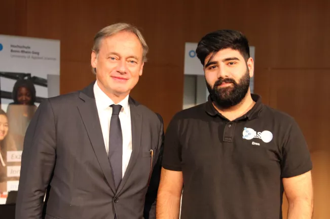 Hochschulpräsident Hartmut Ihne und AStA-Vorsitzender Enes Dogan  (DE)
