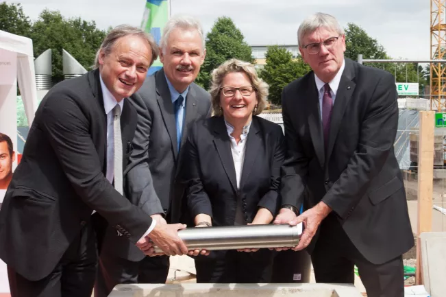 grundsteinlegung_rheinbach_zeitkapsel_mit_prominenz.jpg (DE)