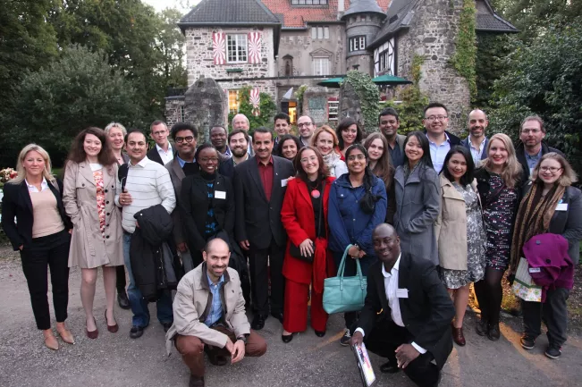 Alumni-Tagung September 2015_Gruppenfoto_vor_burg_lede.jpg (DE)