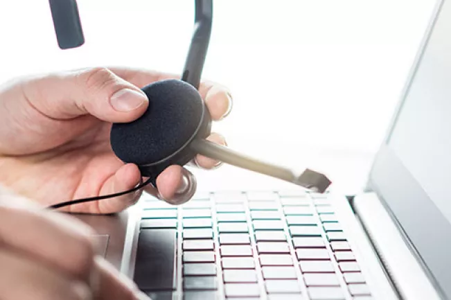 Hände-am-Laptop-mit-Headset_colourbox 31292327 (DE)