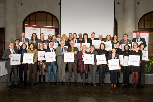 hrk_audit_internationalisierung_12-2014_weiss_bode_gruppenfoto_kassenhalle_2.jpg (DE)