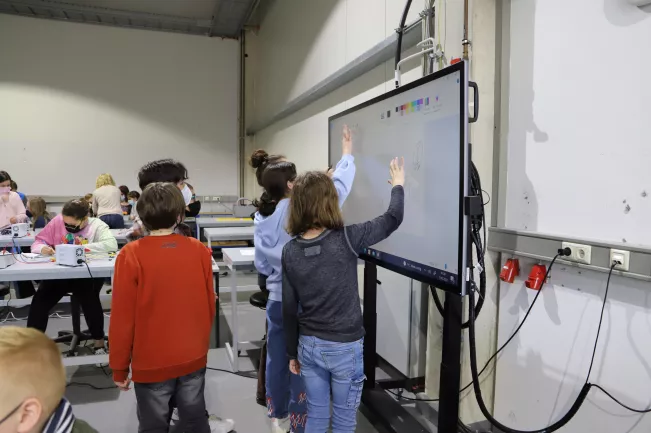Schüler beim Elektro-Workshop in Rheinbach 2022  (DE)