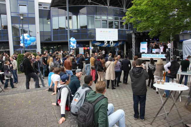 20 Jahre Sommerfest Panorama Bühne Eingang 20150619 Foto E. Tritschler 6604.jpg(DE)
