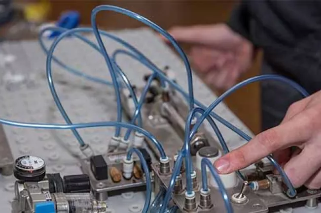 pneumatik-bildausschnitt-arbeitende-hand-mit-kabeln_colourbox34463457.jpg (DE)