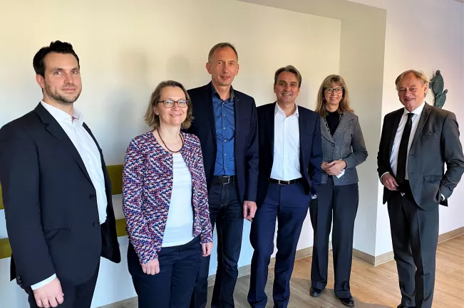 kanzlerkonferenz_nrw_in_siegburg_gruppenbild_2021-10-28_foto_dominik_pieper.jpg (DE)
