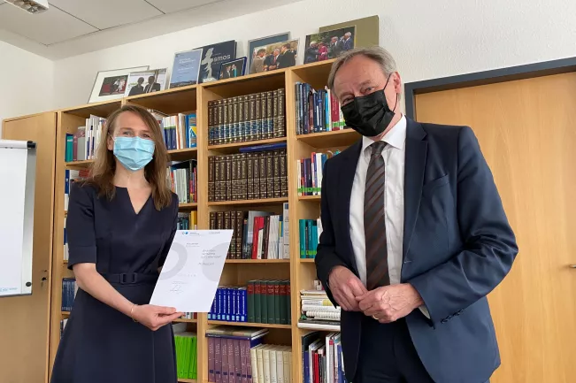 koehler_tanja_urkunde_professorin_emt_mit_maske_2021-06-10_foto_dpieper.jpg (DE)