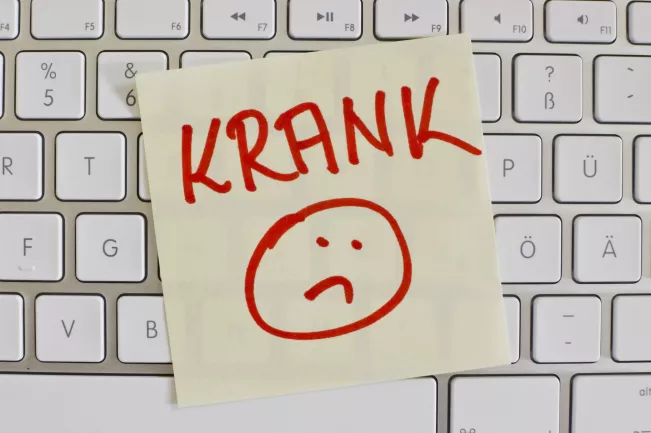 Klebezettel auf Tastatur Krank (DE)