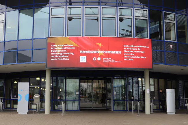 led_wand_willkommensgruss_china_partneruni_.jpg (DE)