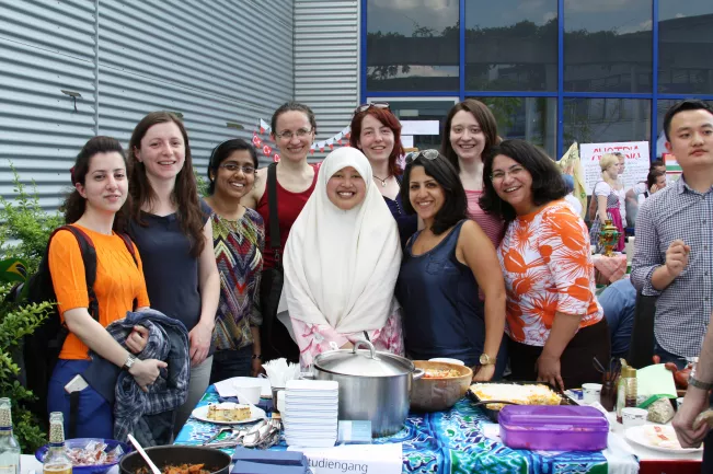 mas_studierende_und_mitarbeiterinnen_sommerfest_2013_foto_kira_wazinski.jpg(DE)