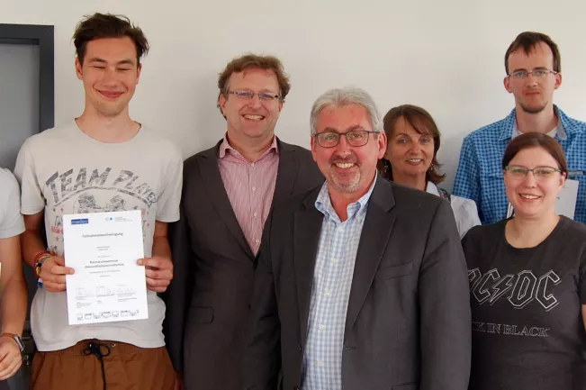 Workshop-Teilnehmerinnen und -Teilnehmer mit dem medac-Kommunikationschef Volker Bahr (rechts), Volker Heitkamp (3. von links) und Professor Andreas Schümchen (4. von links)©Patrycja Muc (DE)