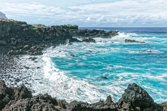 meer_wellen_schaumkrone_felsenstrand_colourbox_31624285.jpg (DE)