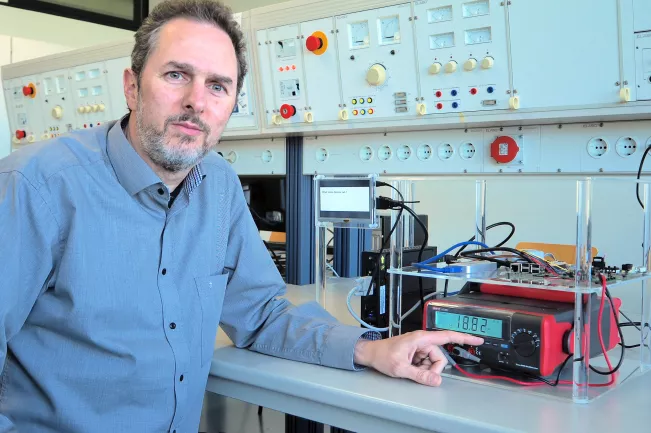 Remote-Lab_Marco-Winzker_CC-BY_H-BRS.jpg (DE)