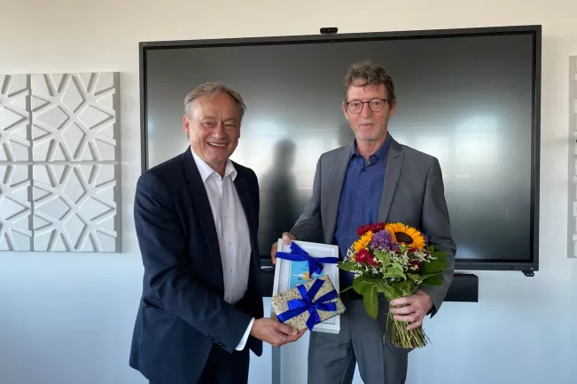 scheuer_udo_zum_abschied_praesidium_mit_hartmut_ihne_2022-06-28_foto_pieper.jpg (DE)
