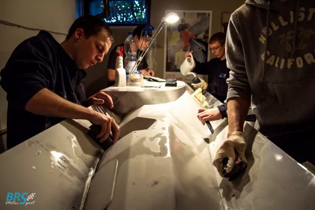 BRS Motorsport schleifen am Cockpit_08 2015.jpg(DE)