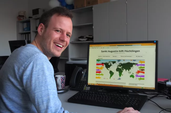 steffen_schurr_mit_website_fluechtlinge_foto_j._kuestenmacher_p1280113.jpg (DE)