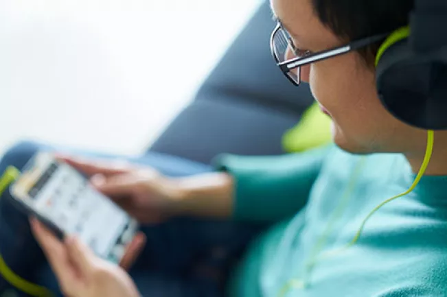 Student hört Podcast colourbox 14793771 (DE)