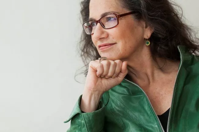 susan neiman zu gast auf dem sofa foto bettina volke.jpg(DE)