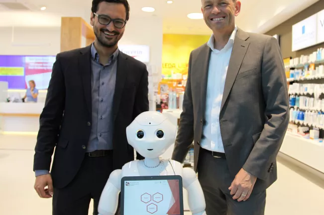 Serviceroboter Charly im Apothekeneinsatz Mai 2019 (DE)