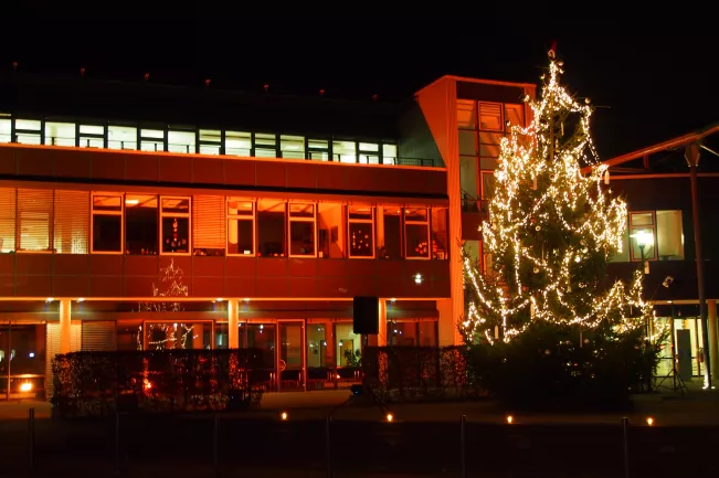 weihnachtsbaum_am_campus_sankt_augustin_beschnitten.jpg (DE)