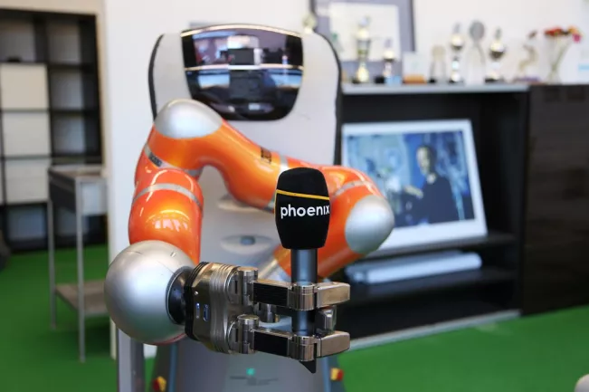 phoenix_dreh_im_fachbereich_informatik_roboter_jenny_mit_mikro_20150206_foto_e._tritschler_img_5874.jpg (DE)