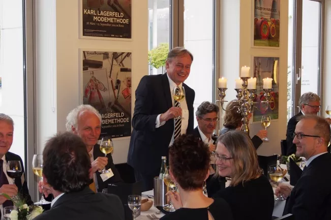 praesidentendinner_a_la_mode_bonn_bundeskunsthalle_20150907_foto_y._weber_38.jpg (DE)
