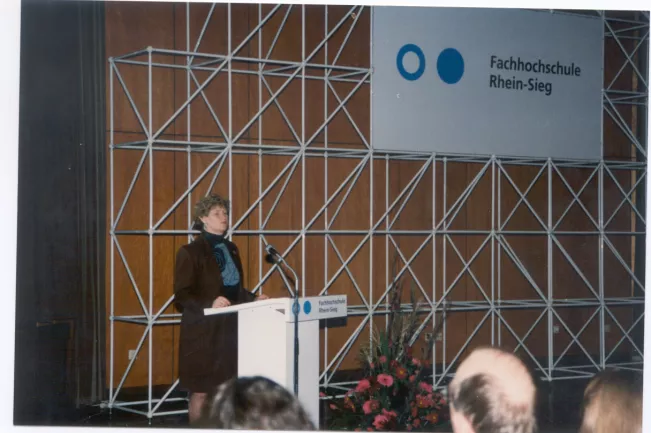 september_1995_-_nrw-wissenschaftsministerin_anke_brunn_beginn_lehrbetrieb.png (DE)