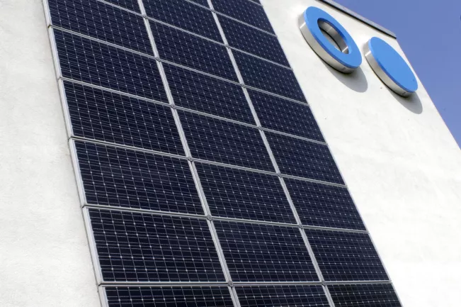 Fassade Rheinbach blaue Ringe Solarzellen 20040722 Foto e. lichtenscheidt hochkant (DE)