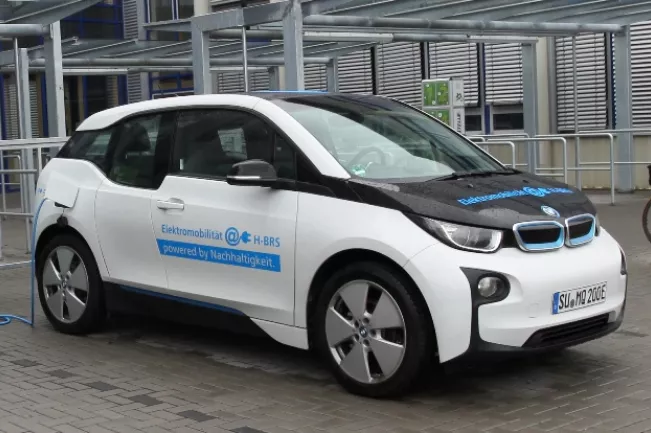 e-tankstelle_und_e-auto_in_sta_20160219_foto_e._tritschler_img_9769_teasercut.jpg (DE)