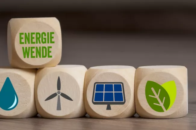 Würfel mit Symbolen zur Energiewende stockwerk fotodesign 226315655 teasercut.jpg (DE)
