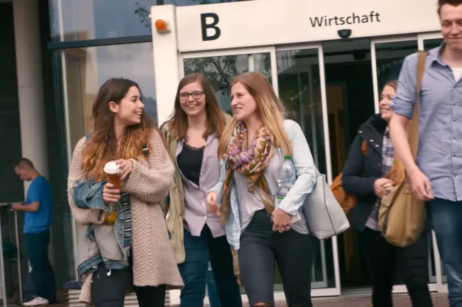 Studierende am Campus Rheinbach vor dem WiWi-Gebäude (DE)