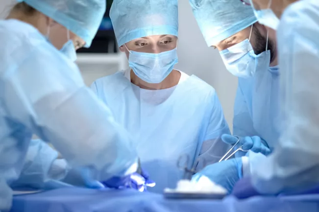 Ärztinnen und Ärzte bei einer Operation colourbox 42952769