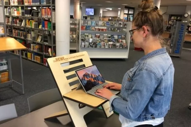 Stehschreibtisch_in_der_Bib (DE)