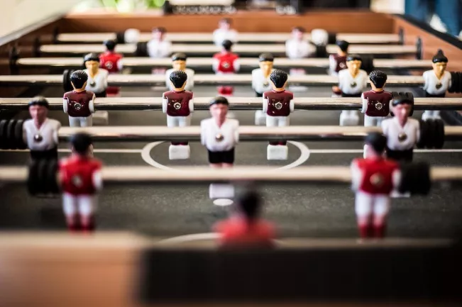 unsplash_fotograf-pascal-swier-tischkicker_fußball.jpg (DE)