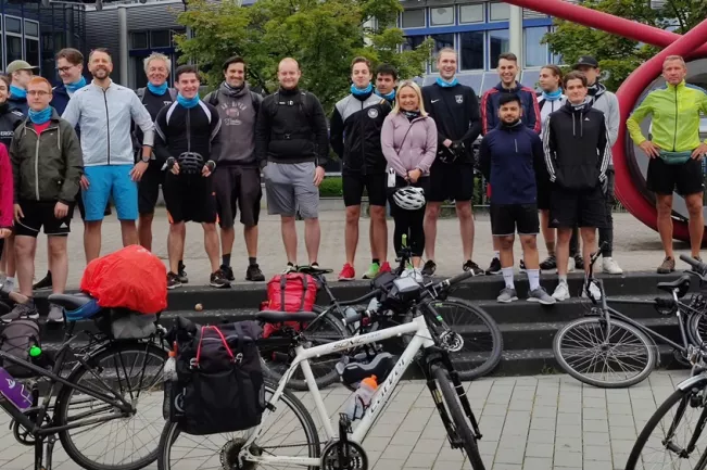 tour_de_csr_2021_teilnehmer_am_campus_sta_vor_start_foto_stefan_freitag_teasercut.jpg (DE)