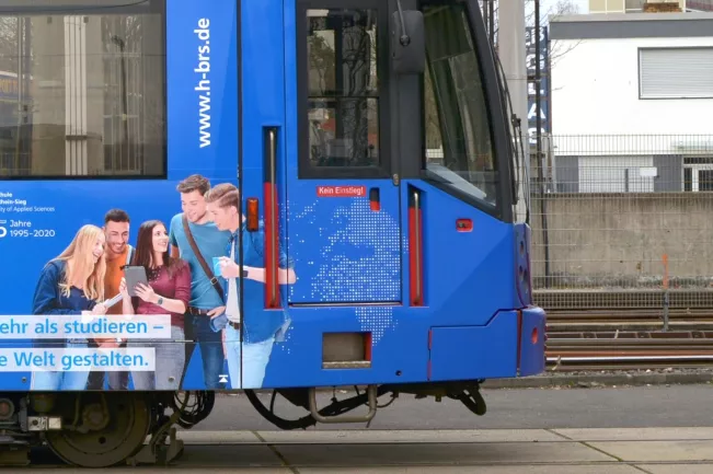 u-bahn_linie_16_seitenansicht_mit_h-brs_werbung_2020_cut_detail.jpg (DE)