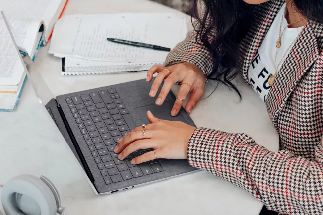 unsplash-fotograf-surface-frau_am_laptop_arbeitend.jpg (DE)
