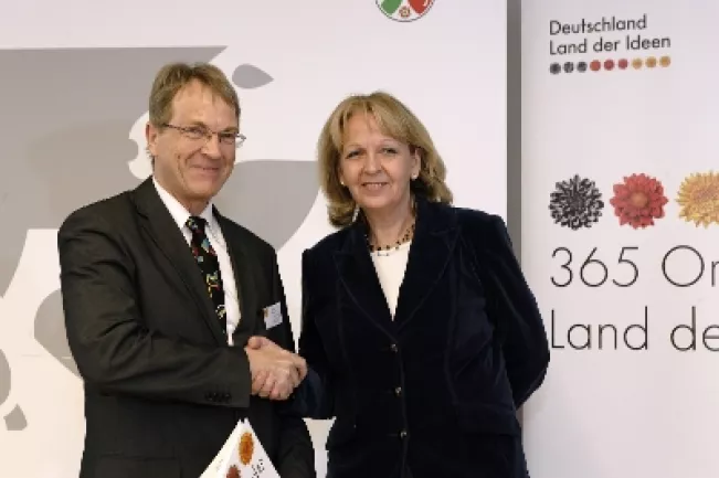 Urkundenverleihung_Staatskanzlei(DE)