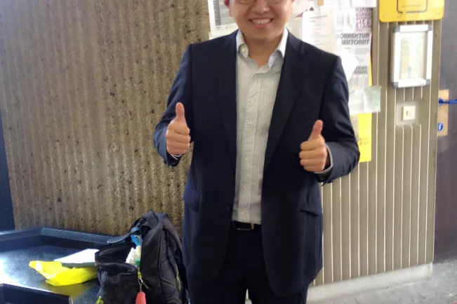 yu_zhang_mit_doktor_hut.jpg (DE)