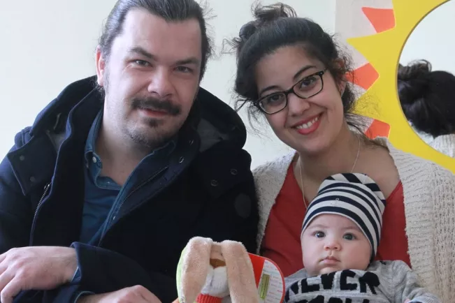100._baby_benjamin_schaefer_und_eltern_begruessungspaket_20170320_foto_e._tritschler_5661_teasercut.jpg (DE)