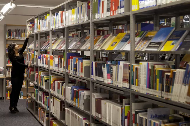 Bibliothek StA Buecherregal 20131007 124.jpg (DE)