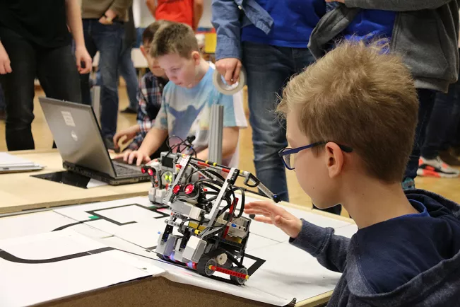 20170218_fbinf_robocup-junior_kw_bild0356.png (DE)