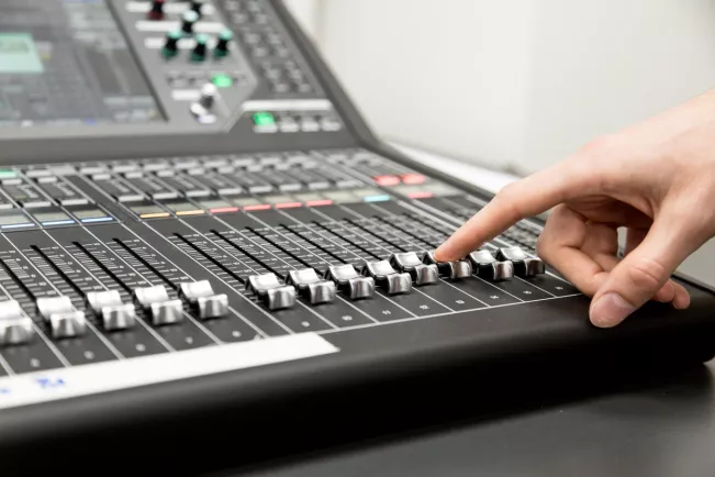 Audio Video Studio EMT Mischpult Hand 20220503 foto eric lichtenscheidt 02 fs22.jpg
