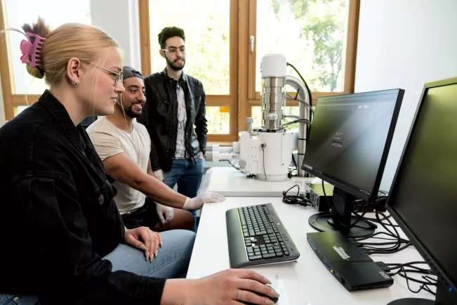 EMT Projektwoche Labor Werkstoffkunde 20220525 foto eric lichtenscheidt 02 fs22.jpg