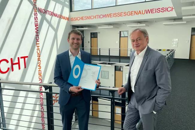 Hochschulpräsident Hartmut Ihne ernennt Dr. Marc Williams zum Professor Mai 2022 Foto Daniela Greulich