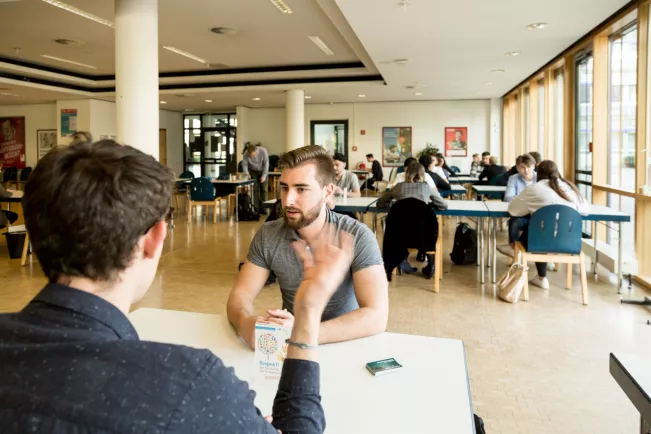 Sprachenzentrum Business English in Mensa 20220503 foto eric lichtenscheidt 03 fs22.jpg