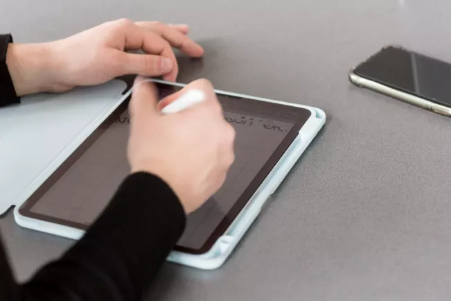 ipad hand schreibende bibliothek sta 20220331 foto eric lichtenscheidt 16 fs22.jpg